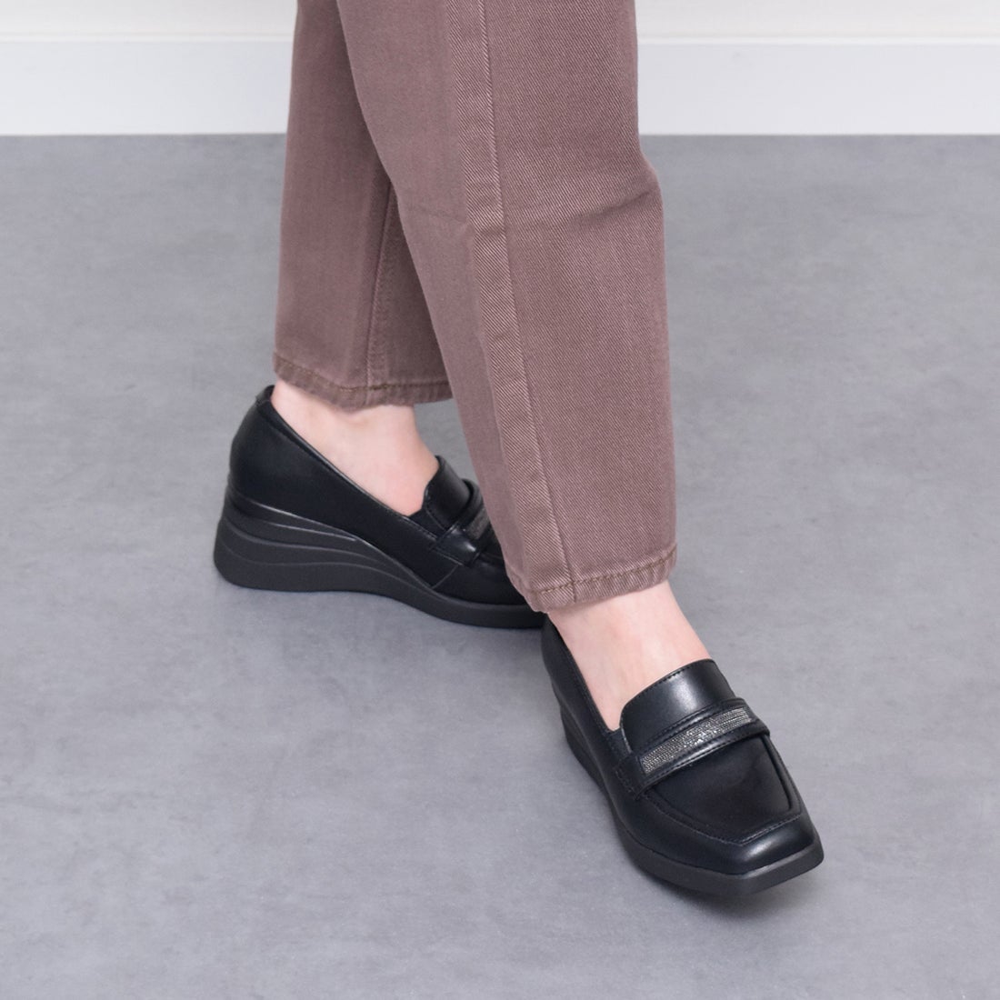 ブソラ bussola ウェッジヒール撥水モカシンシューズ （ブラック