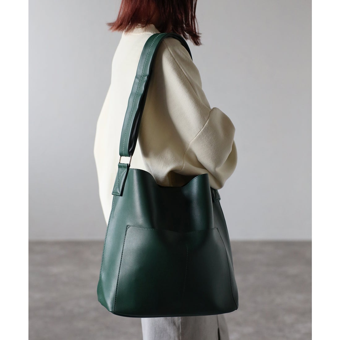 グッシオ GUSCIO ワイドベルトビッグショルダーバッグ 外ポケット付き