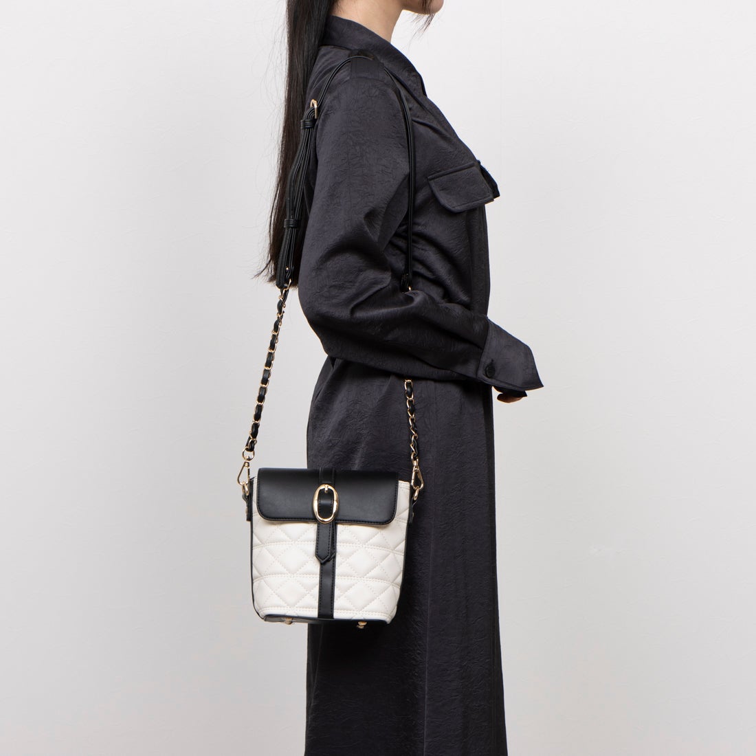 ダイアナ DIANA ショルダーバッグ（Mサイズ） （アイボリー合皮