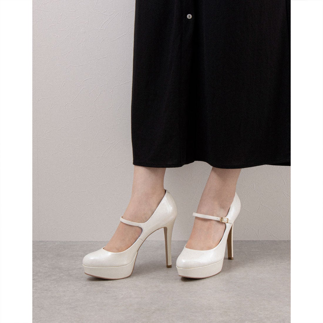 ダイアナ DIANA ストラップ付きパンプス （白エナメル） -ファッション