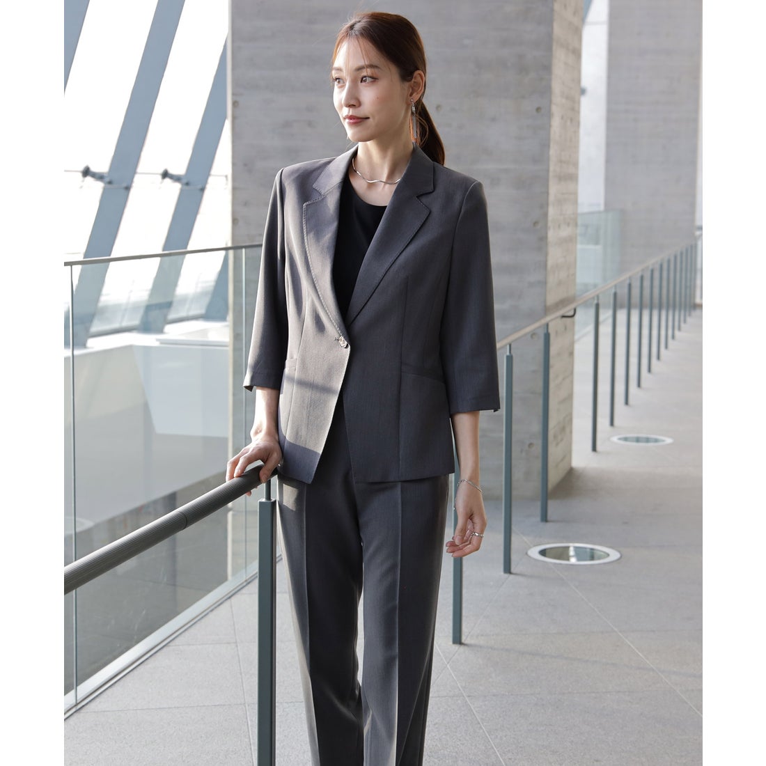 ドレスプラス DRESS+ 一つボタンがリラクシーなセットアップスーツ