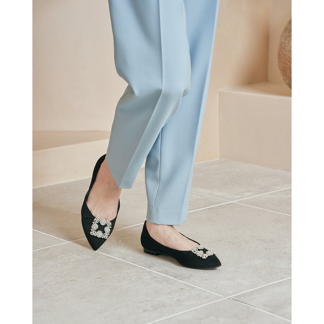 フラット ビジューバックル パンプス （ブラック サテン） -Emma