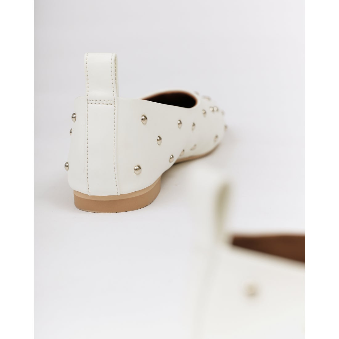 フラット スタッズパンプス （ホワイト スムース） -Emma Francis