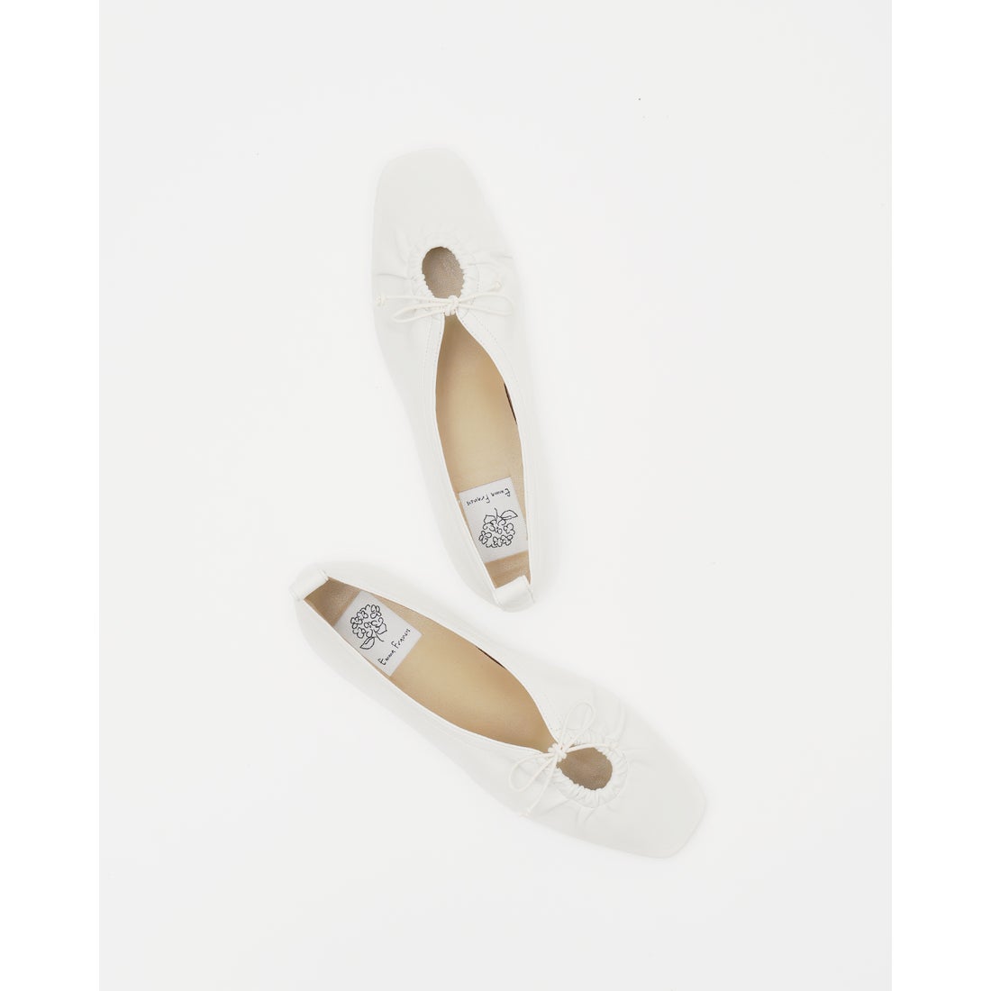 ギャザーホールフラットパンプス （ホワイト スムース） -Emma Francis