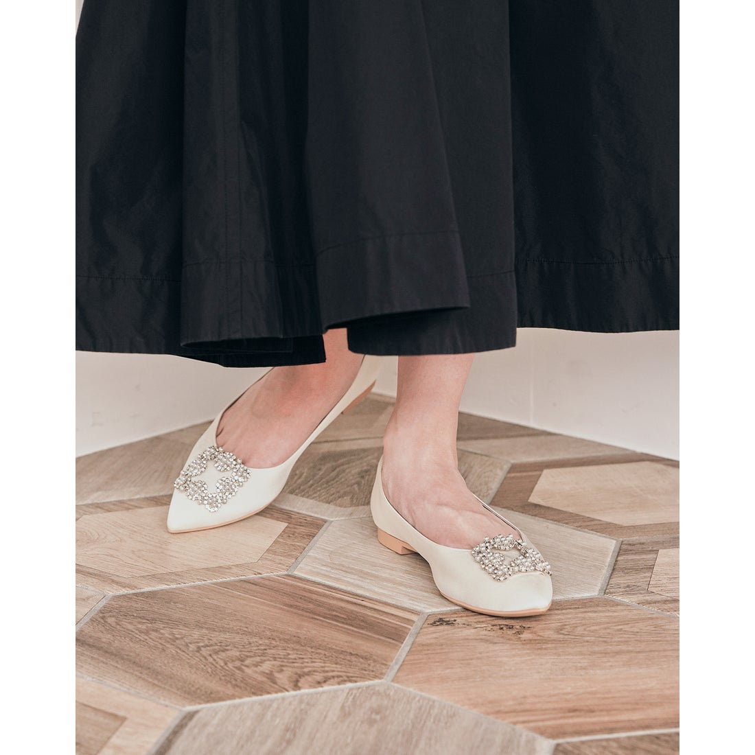 フラット ビジューバックル パンプス （ホワイト サテン） -Emma