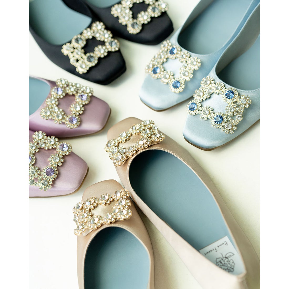 ビジュー バックル パンプス （ブラック サテン） -Emma Francis