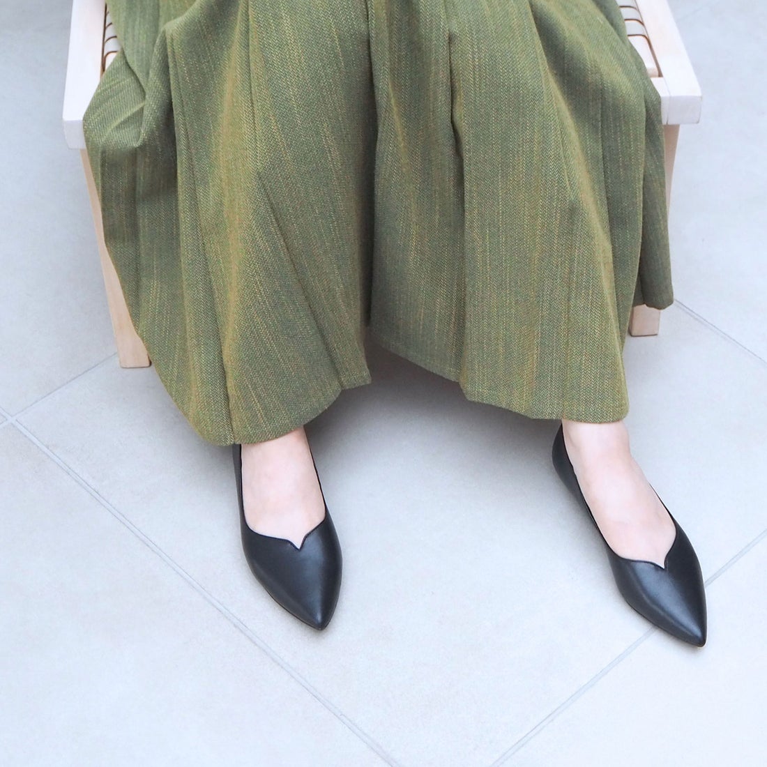 本革Vカットフラットシューズ （ブラック） -エンチャンテッド