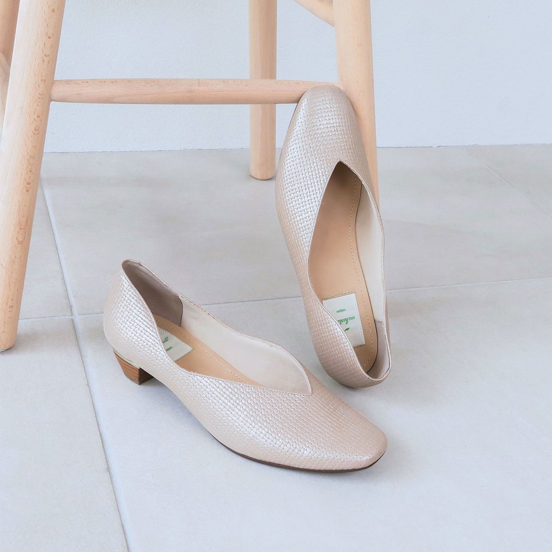 本革Vカットスクエアトゥパンプス （プラチナ） -エンチャンテッド