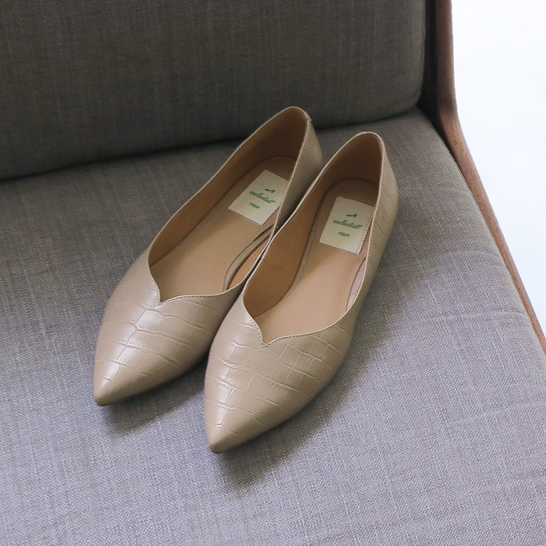 晴雨兼用Vカットポインテッドフラットシューズ （ベージュコンビ