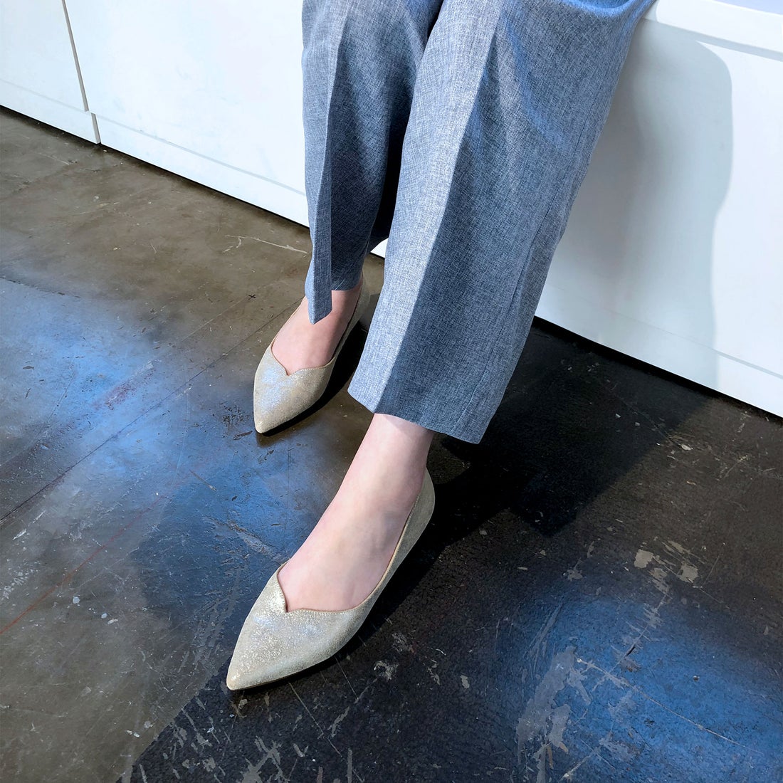 本革Vカットフラットシューズ （プラチナ） -エンチャンテッド