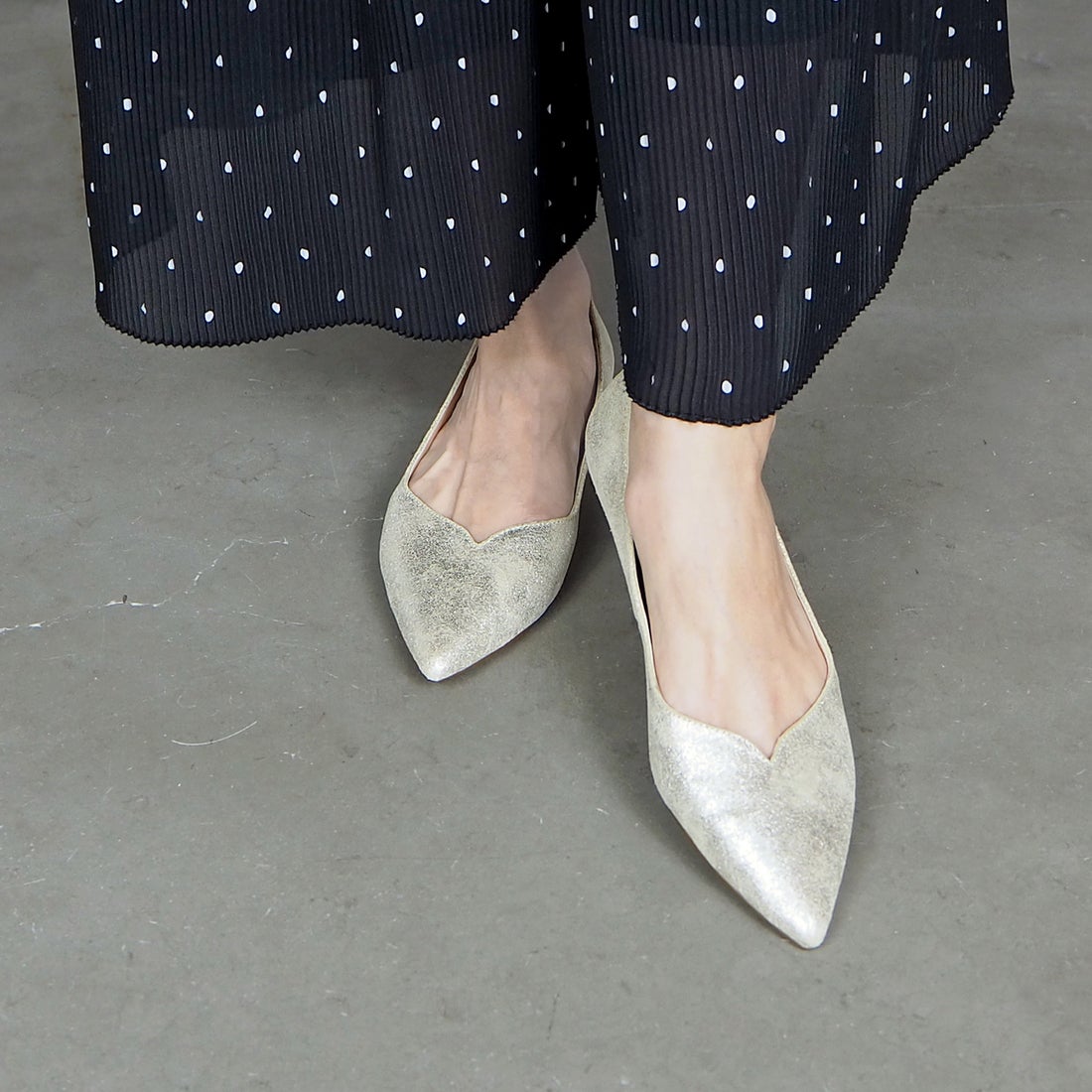 本革Vカットフラットシューズ （プラチナ） -エンチャンテッド