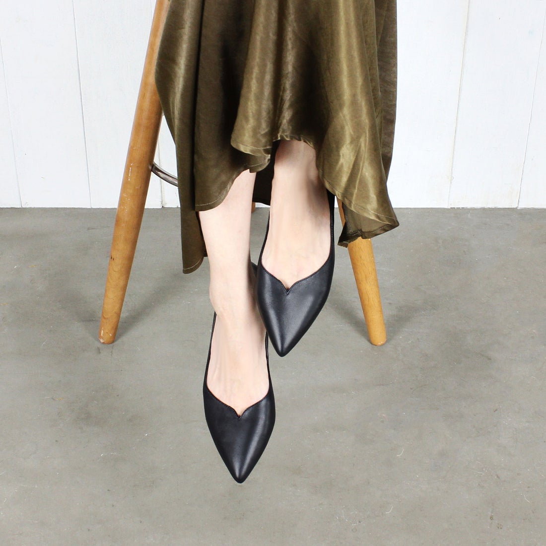 本革Vカットフラットシューズ （ブラック） -エンチャンテッド