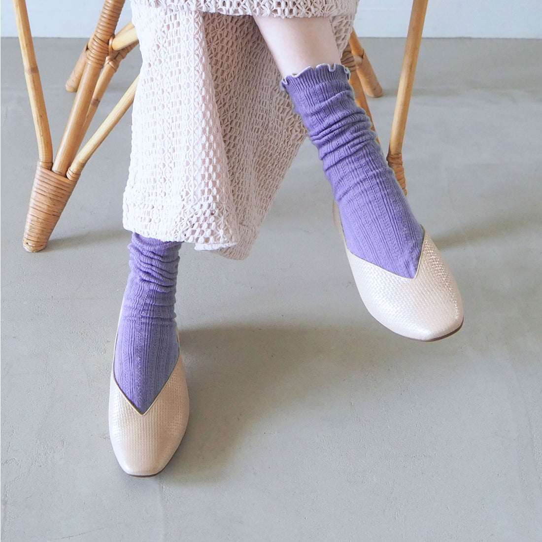 本革Vカットスクエアトゥパンプス （プラチナ） -エンチャンテッド