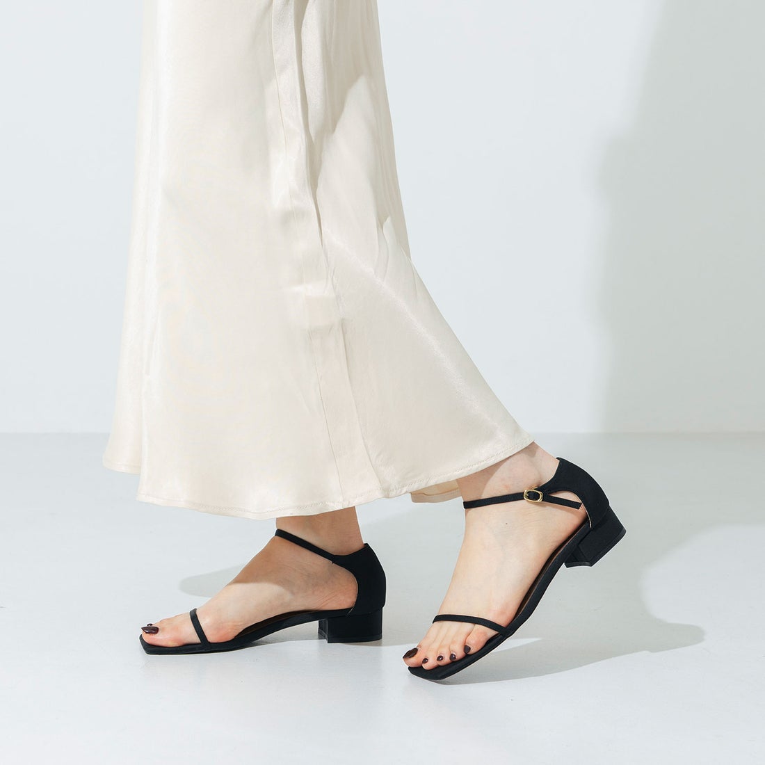EVOL/イーボル】 スクエアストラップ3cmヒールサンダル IW5408