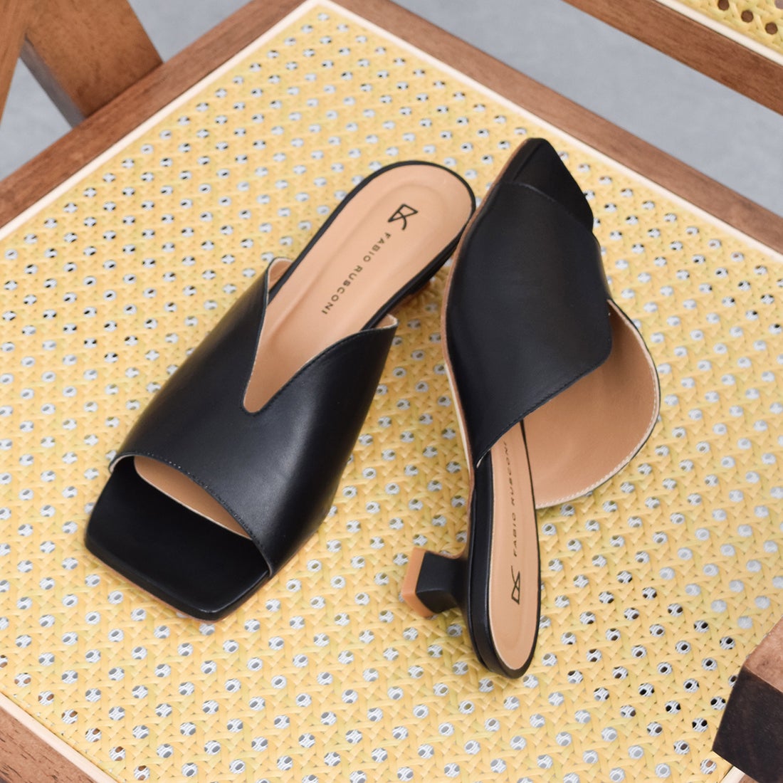 ファビオルスコーニ FABIO RUSCONI スクエアトウスリットミュール