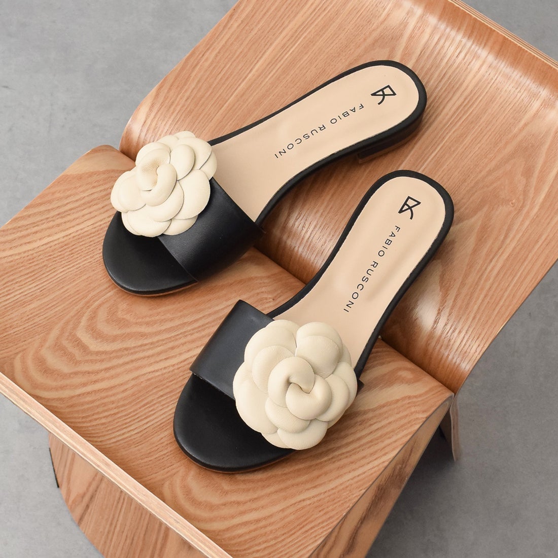 ファビオルスコーニ FABIO RUSCONI カメリアミュールサンダル