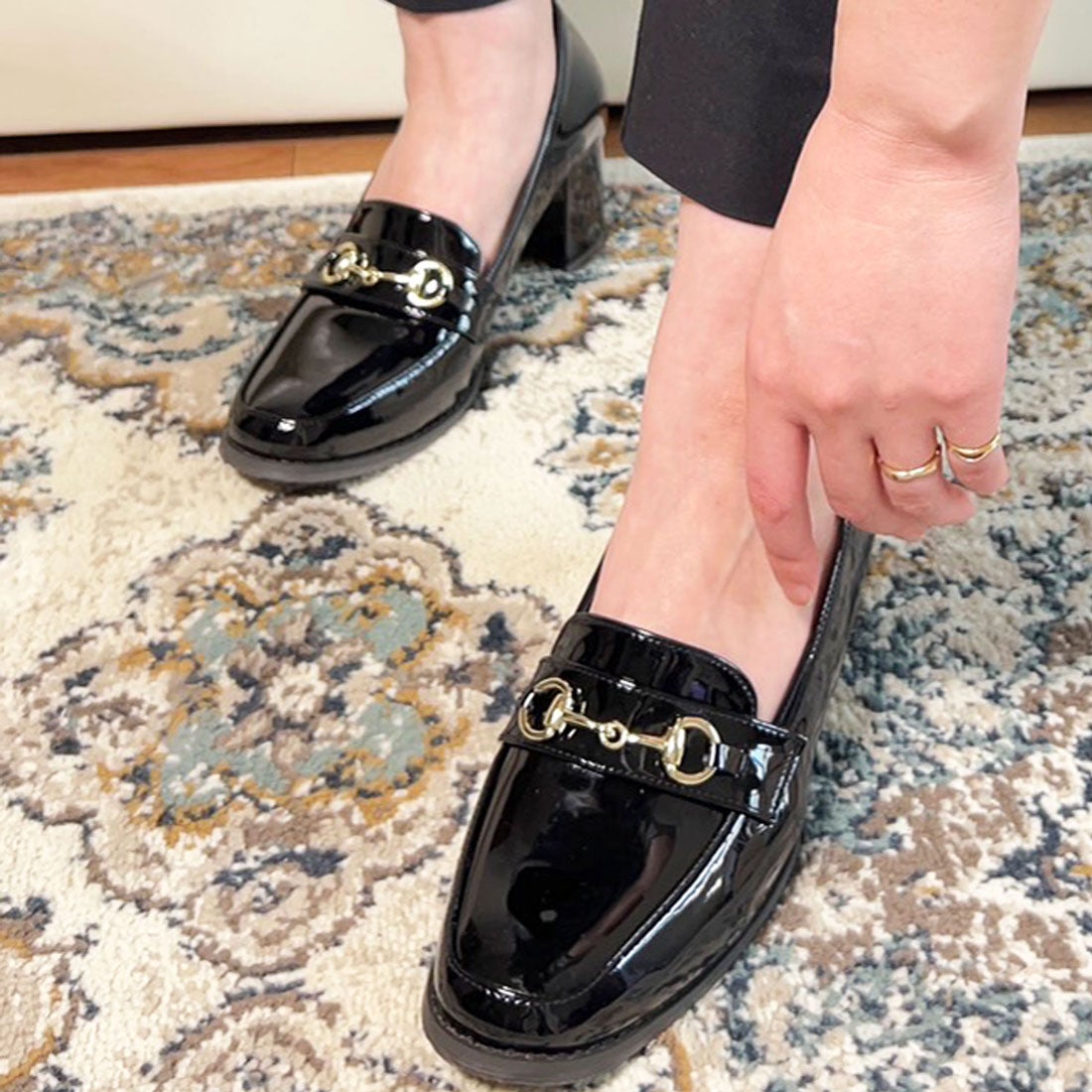 flicka lus. スクエアトゥビット付ヒールローファーパンプス