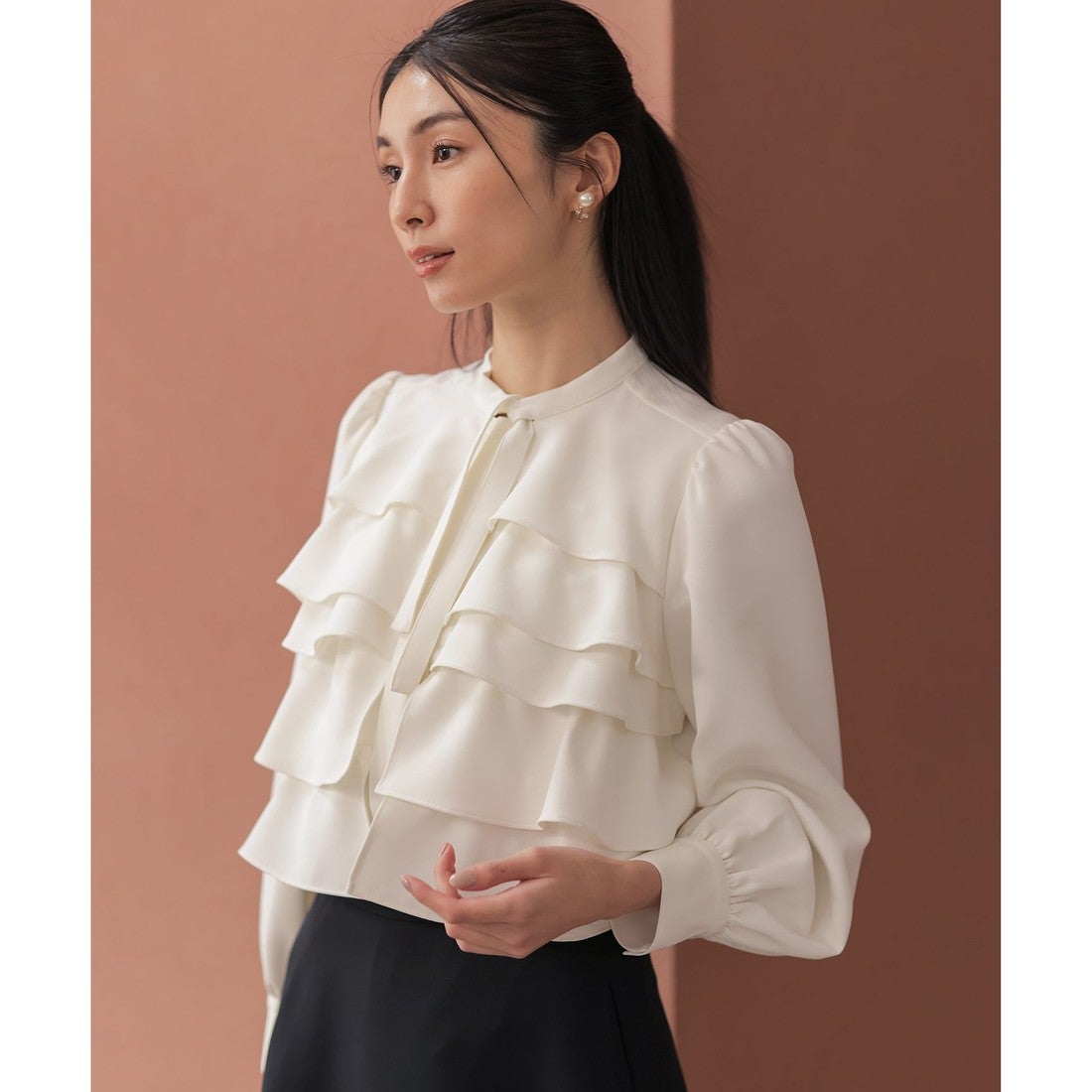 組曲 【KUMIKYOKU NAVY】コンフォータブルドレープ フリルブラウス