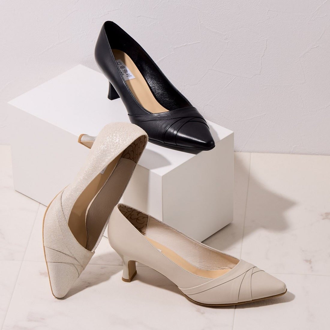 ヒミコ 卑弥呼 切替デザインナナメカットパンプス/643107 （プラチナ