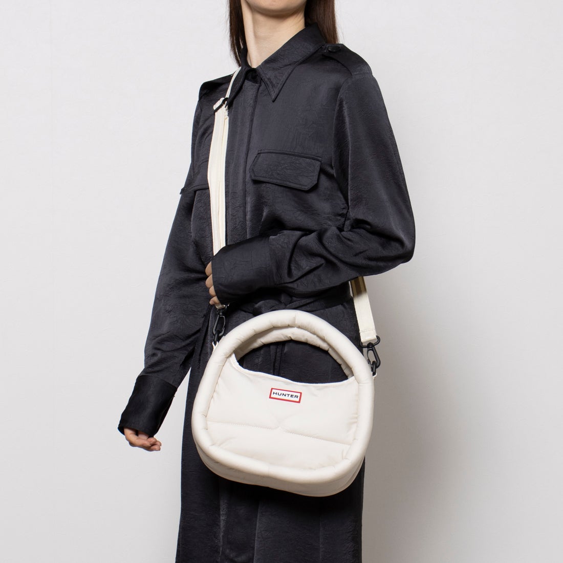 ハンター HUNTER フレイムド パファー ミディ ホーボー （ブラック