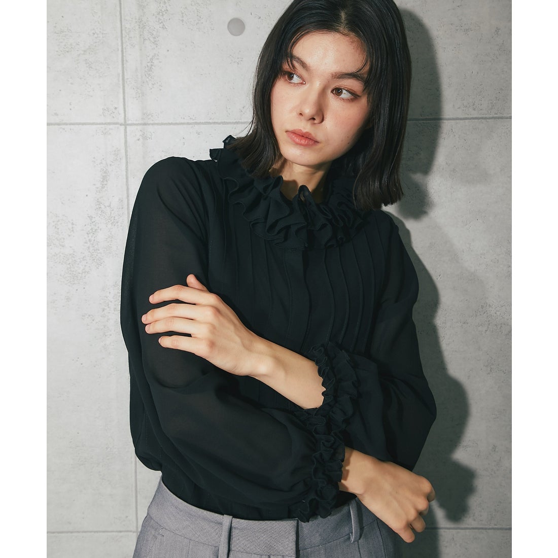 スマイルオーキッド SMILE ORCHID フリルブラウス （ブラック） -靴