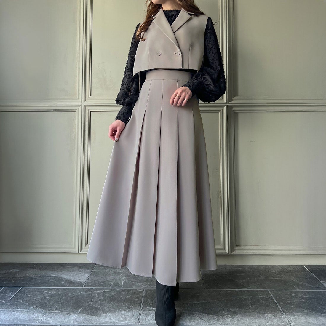 ジュノア JUNOAH サイドベルトショートベスト＋プリーツスカート