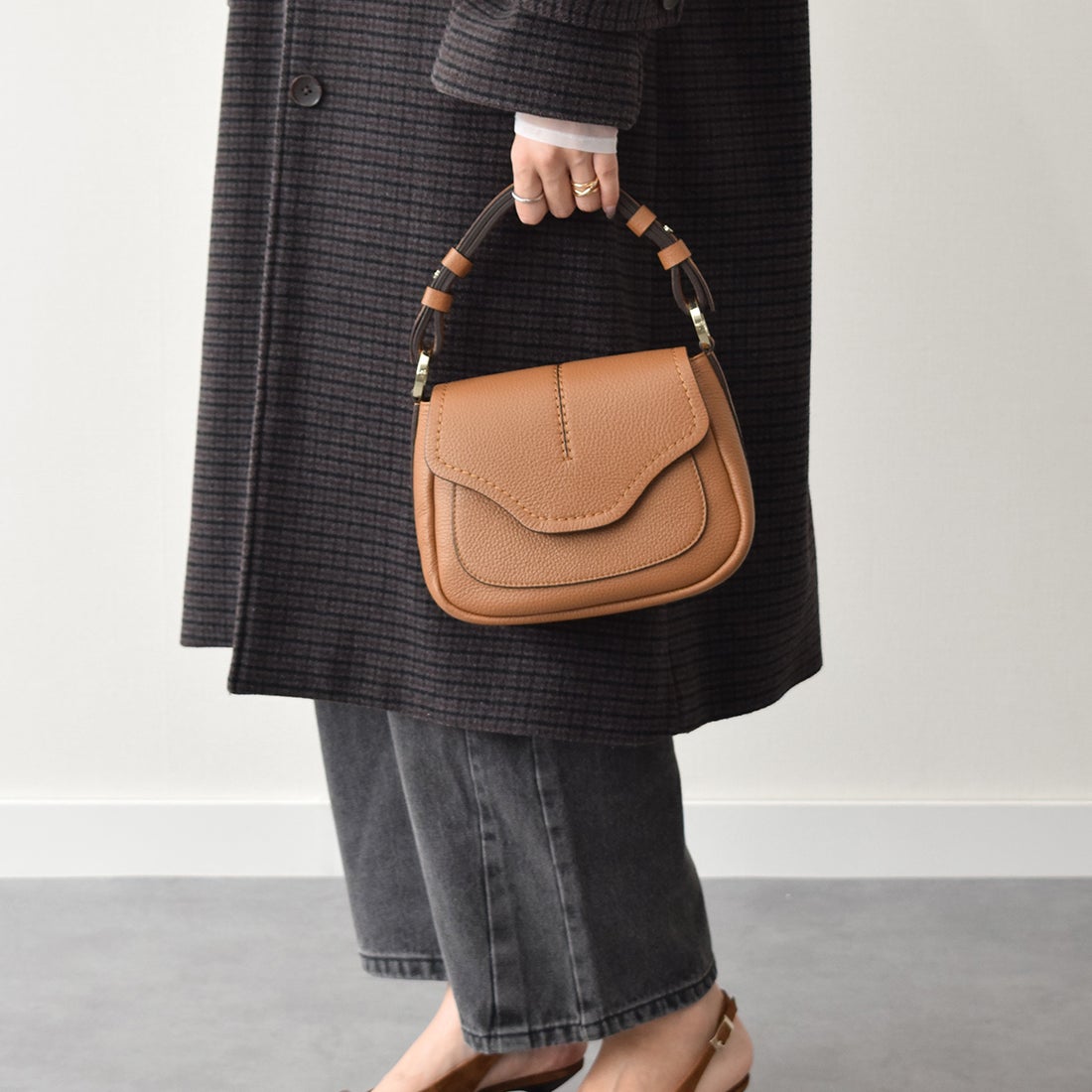 ロリステッラ LORISTELLA シュリンクレザーフラップバッグ （キャメル