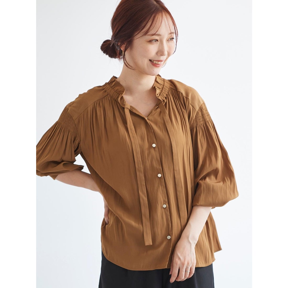 le.coeur blanc パウダーサテンフリルネックブラウス（ブラウン） -靴