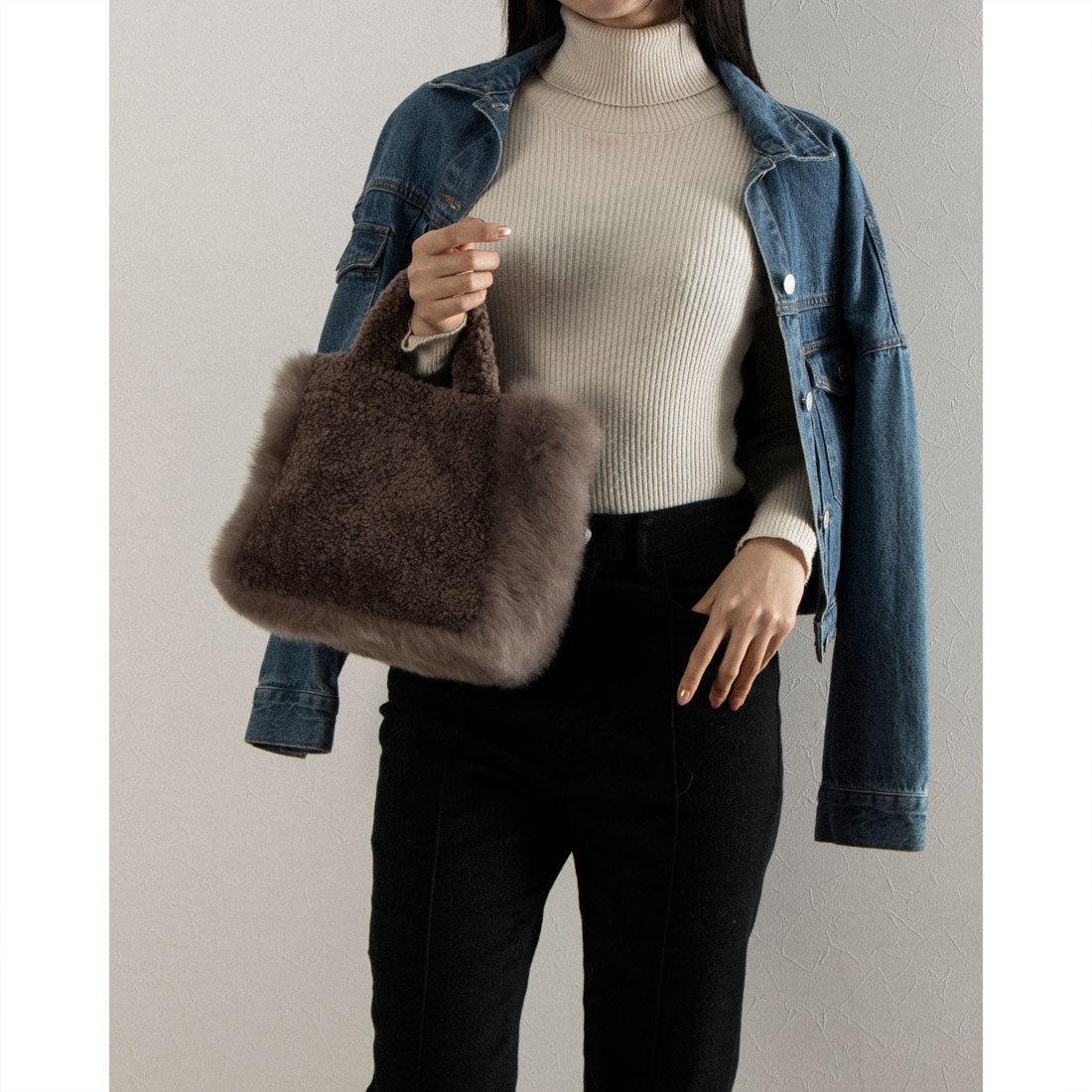 リサ コンテ Lisa Conte' ミディアムサイズムートンバッグ （ネイビー