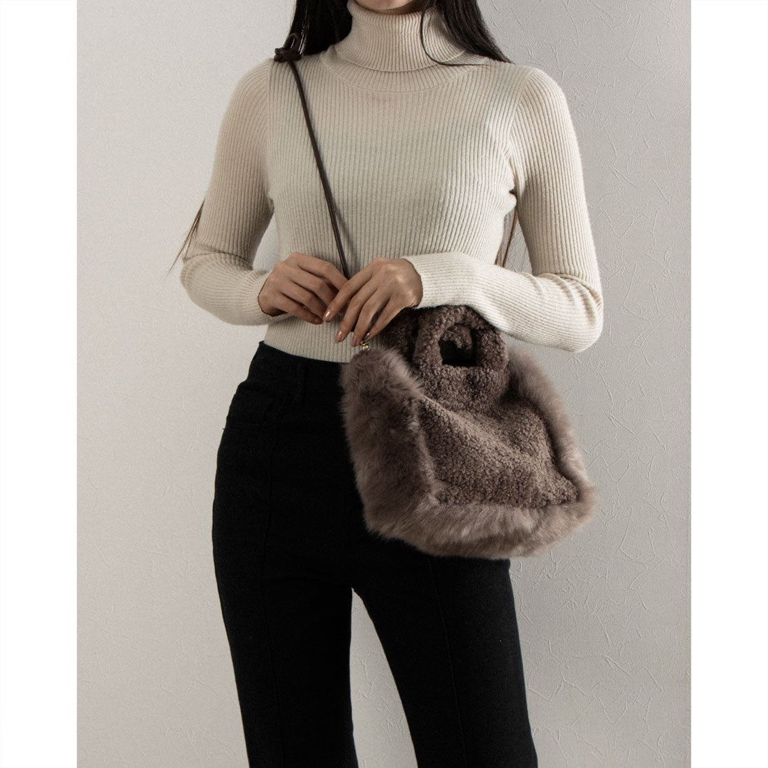 リサ コンテ Lisa Conte' ミディアムサイズムートンバッグ （ネイビー