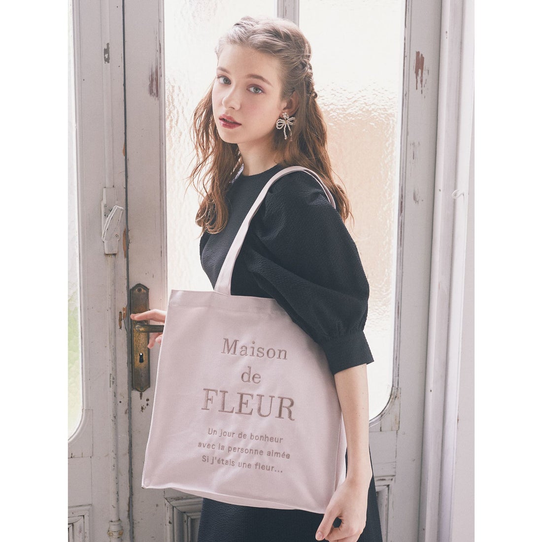メゾン ド フルール Maison de FLEUR ブランドロゴ刺繍スクエアトート