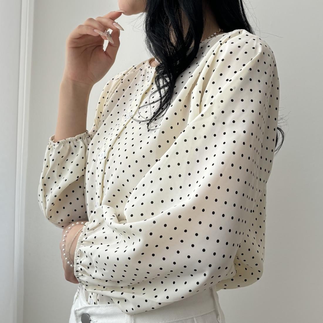 メゾンドラティール maison de LATIR ノーカラーピンドット柄ブラウス