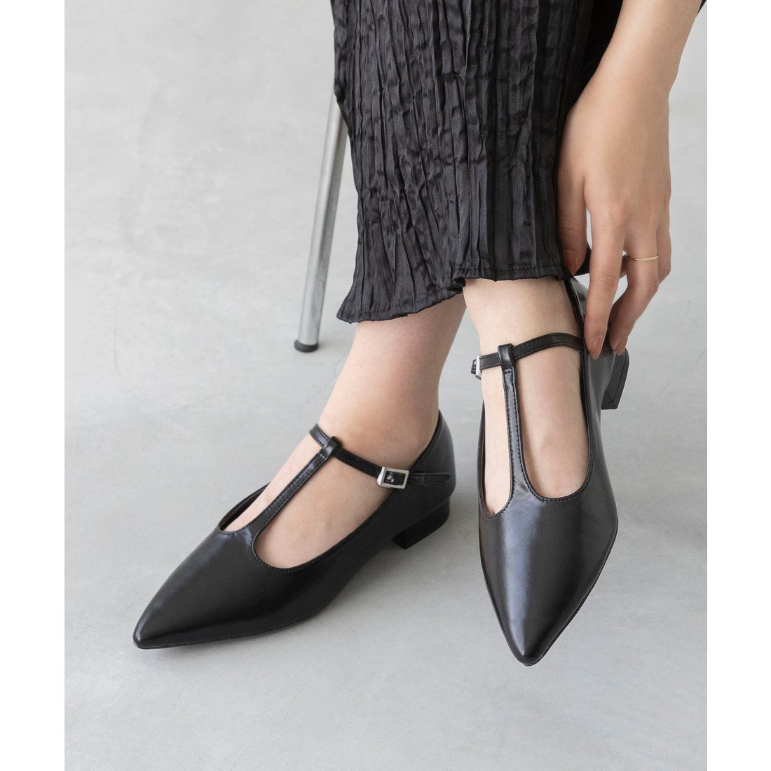 メヌエ Menue 華奢見え 細Tストラップ ポインテッドトゥパンプス