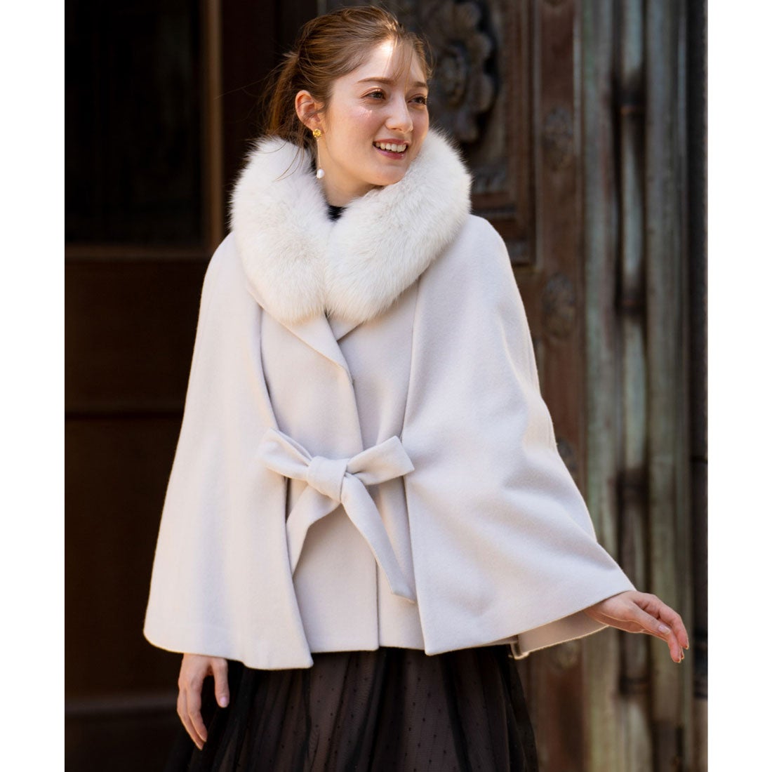 ノエラ NOELA ファースリットケープコート （オフホワイト