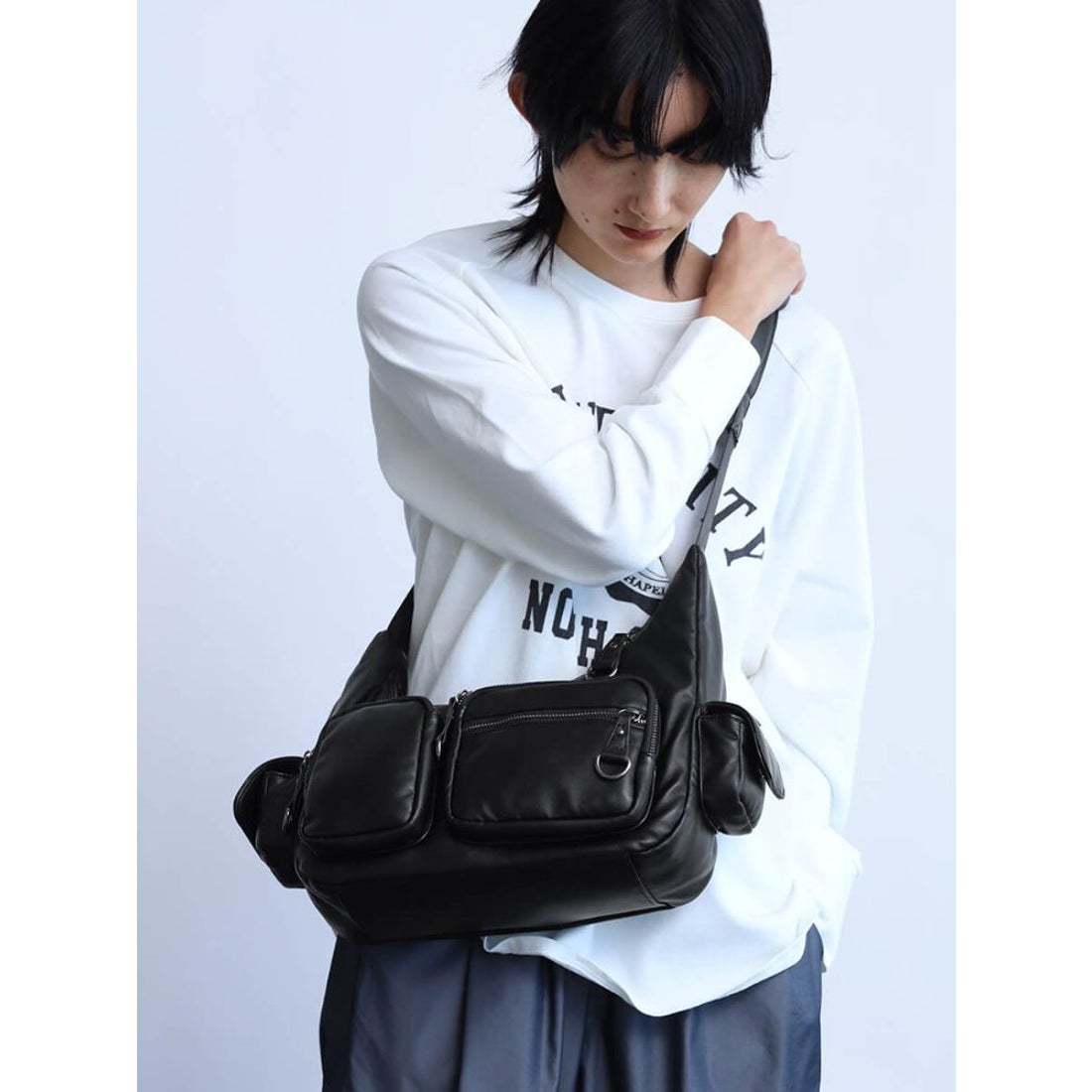 ヌエール nouer レザーライクマルチポケットボディバッグ （ブラック