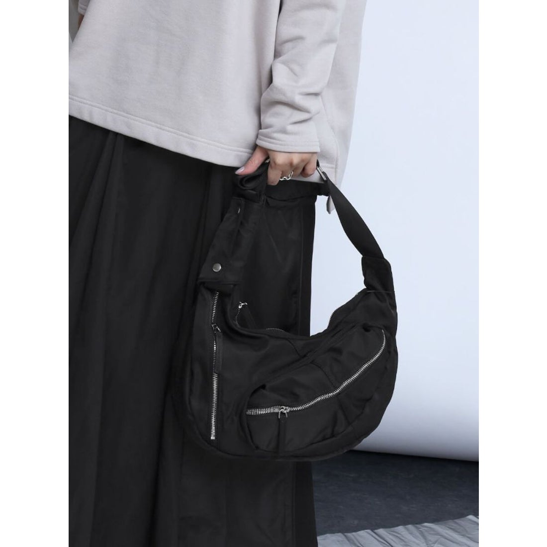 ヌエール nouer nouer ハーフムーンショルダーバッグ （ブラック） -靴