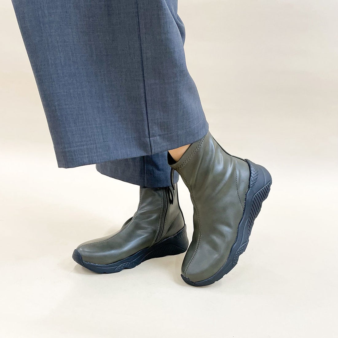 ノヤウ noyau 軽量スニーカーショートブーツ （カーキ） -Mode et