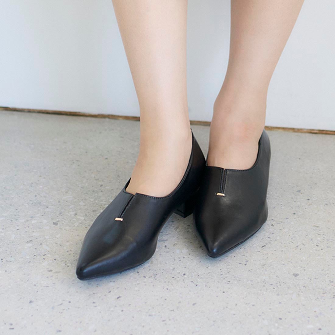 ノヤウ noyau ポインテッドトゥスリットフラットパンプス （ブラック