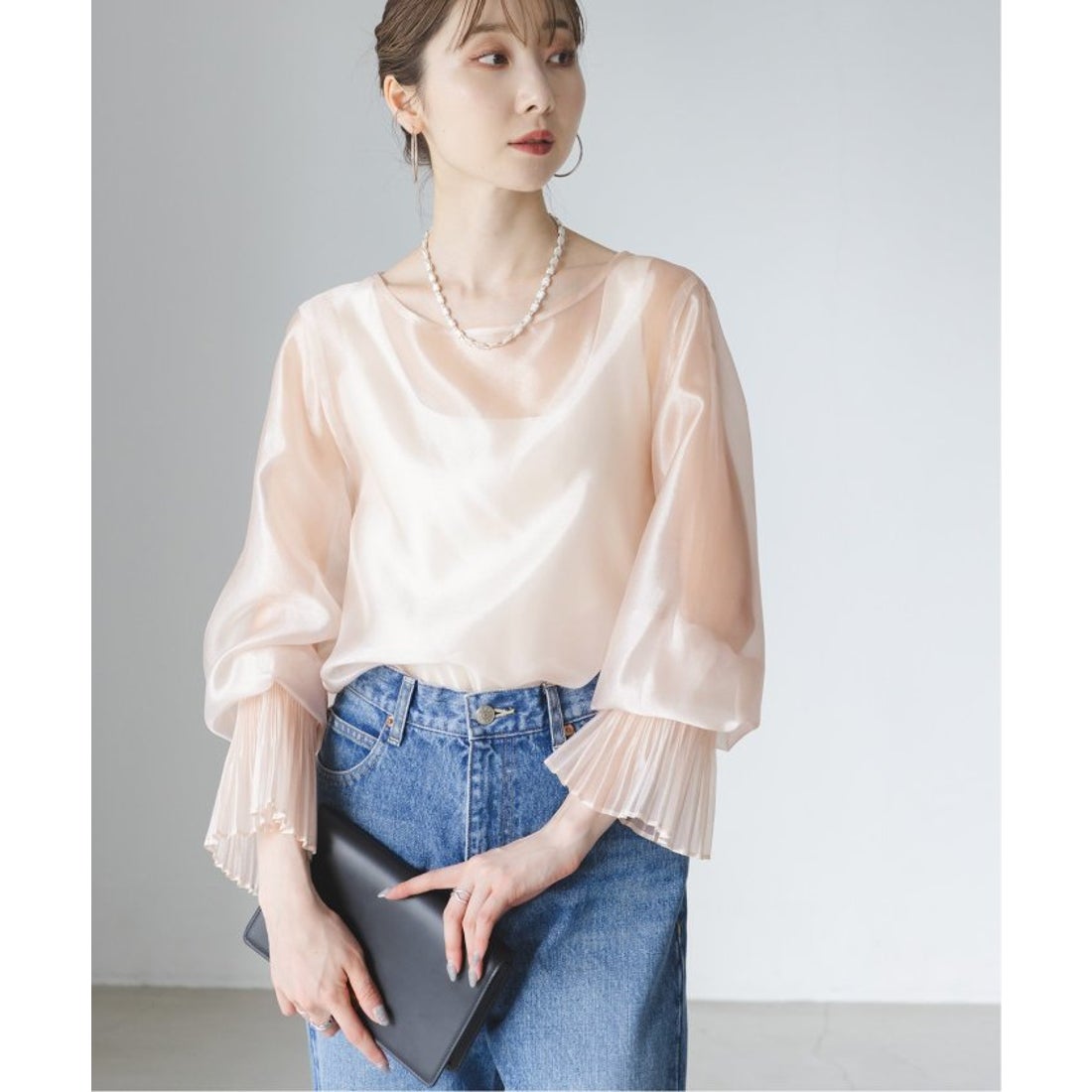 ノーブル NOBLE パールシアープリーツカフスブラウス （ベージュ