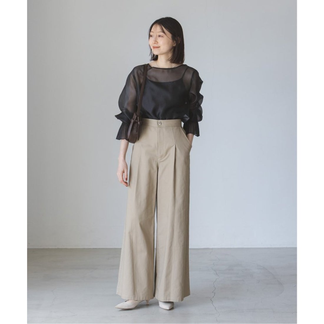 ノーブル NOBLE パールシアープリーツカフスブラウス （ベージュ