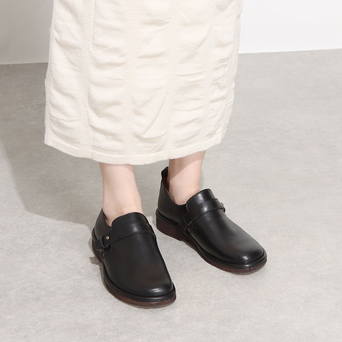 SAYA 【本革】ベルトデザインスリッポンシューズ(ブラック) -【公式