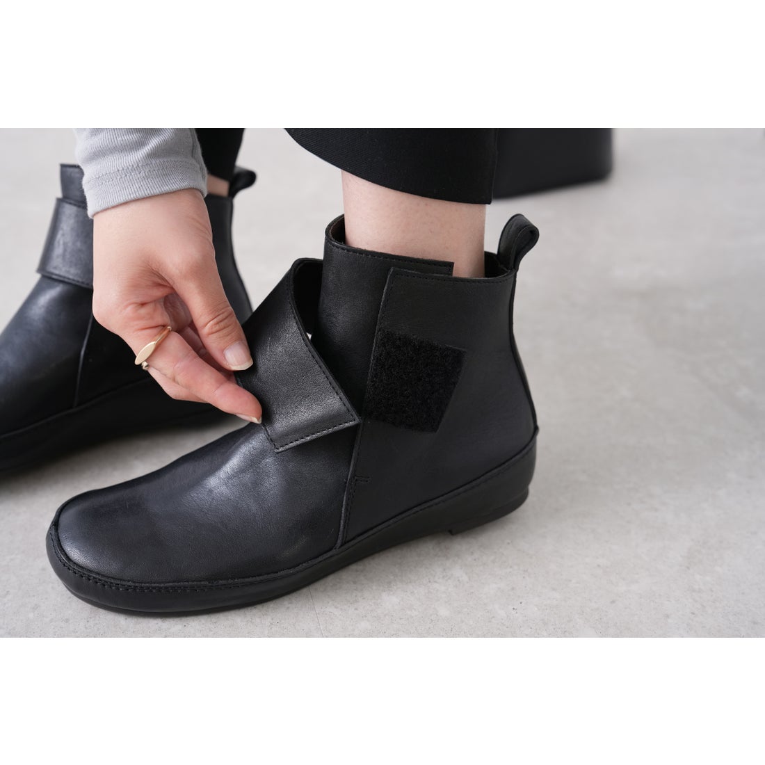 サヤ SAYA フラット本革オブリークプラット製法ベロクロショートブーツ