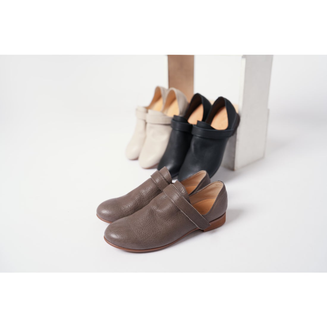 サヤ SAYA フラット本革ラウンドトウベロクロストラップシューズ