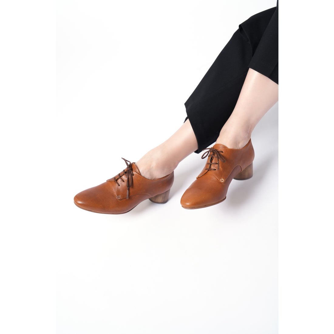 サヤ SAYA 4cm本革プレーントウレースアップパンプス （オレンジ