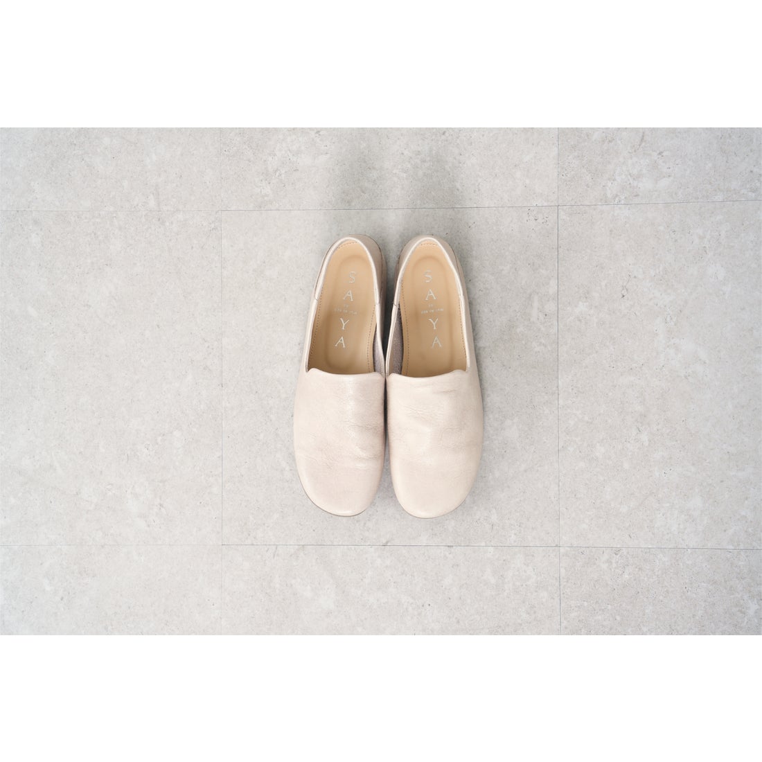 サヤ SAYA フラットスリップオンシューズ （ベージュ） -【公式】ラボ