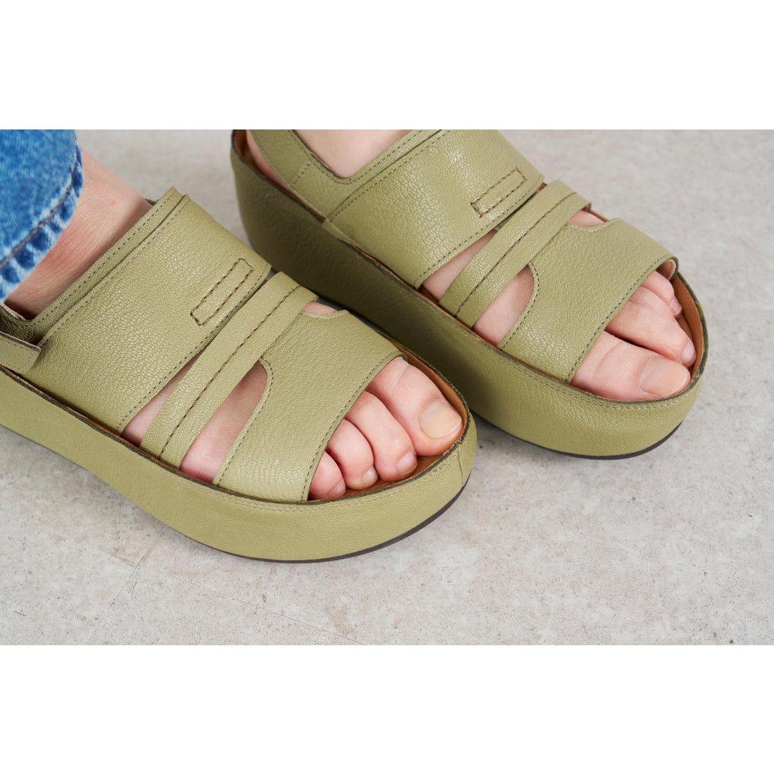 サヤ SAYA 4.5cm厚底本革プラット製法サンダル （ブラック） -【公式