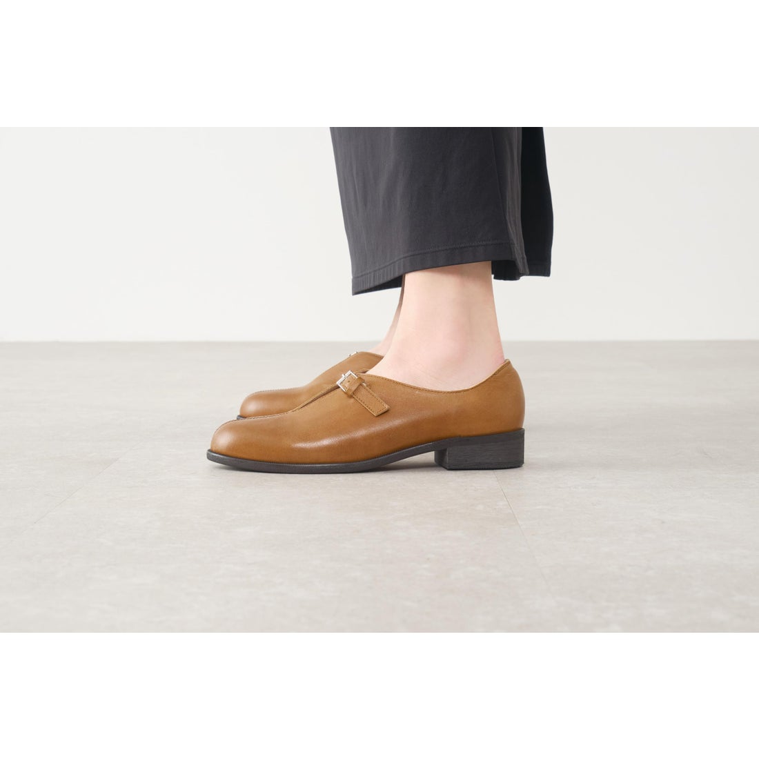 サヤ SAYA 2.5cmラウンドトウレザーVカットストラップシューズ