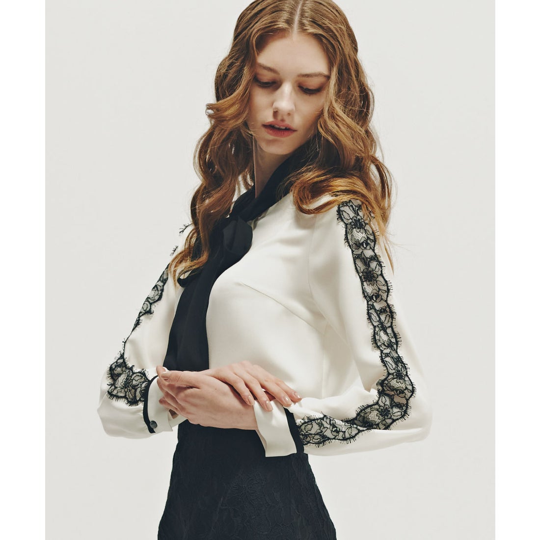 PINKY & DIANNE レースコンビバイカラーリボンブラウス エクリュ1