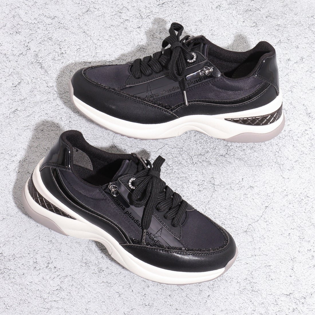 プラスダイアナ ＋diana オールウェザースニーカー （黒人工スムース