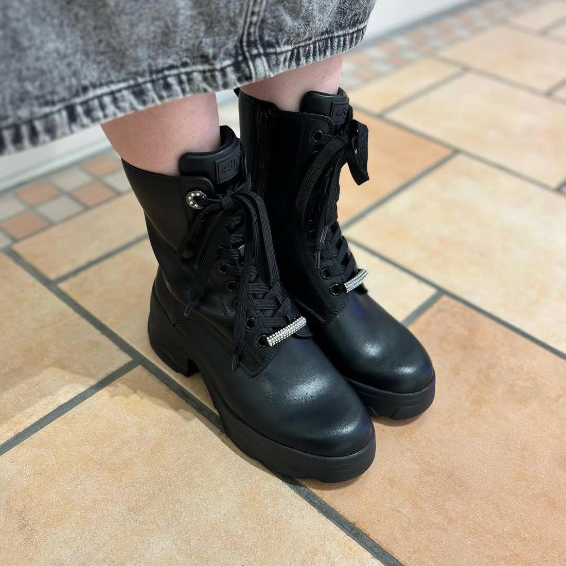 プラスダイアナ ＋diana 【軽量】厚底レースアップショートブーツ （黒